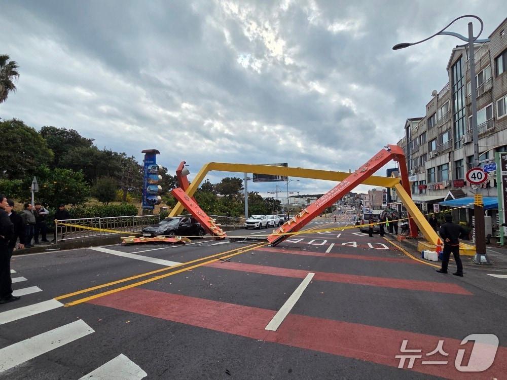 본문 이미지 -  23일 오후 제주 서귀포에서 5톤 윙바디 트럭 적재함 덮개가 대형 아치형 아케이드와 충돌하는 사고가 발생했다.(제주소방본부 제공. 재판매 및 DB 금지)/뉴스1