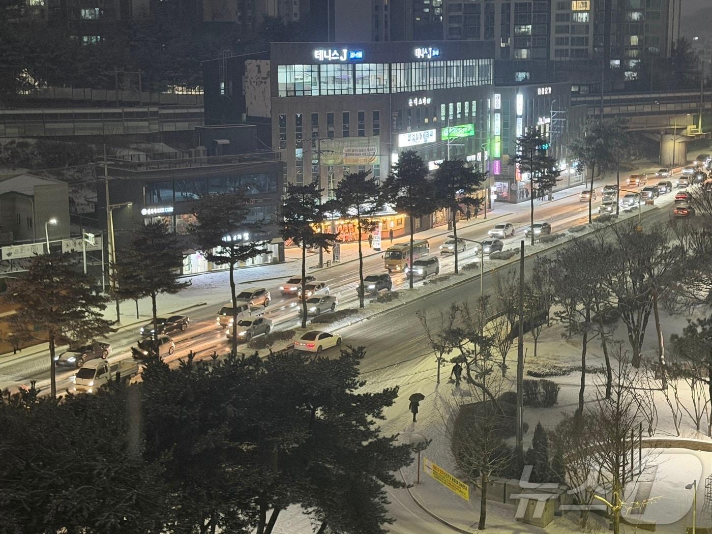 본문 이미지 - 강원 춘천에 대설주의보가 발효된 23일 춘천시 퇴계동의 한 도로에서 차량이 서행하고 있다. 2025.12.23/뉴스1 ⓒ News1 한귀섭 기자