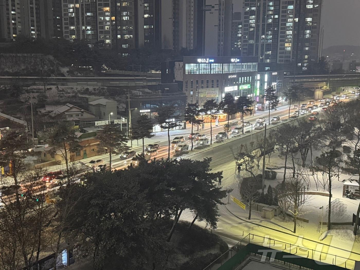 본문 이미지 - 강원 춘천에 대설주의보가 발효된 23일 춘천시 퇴계동의 한 도로에서 차량이 서행하고 있다. 2025.12.23/뉴스1 ⓒ News1 한귀섭 기자