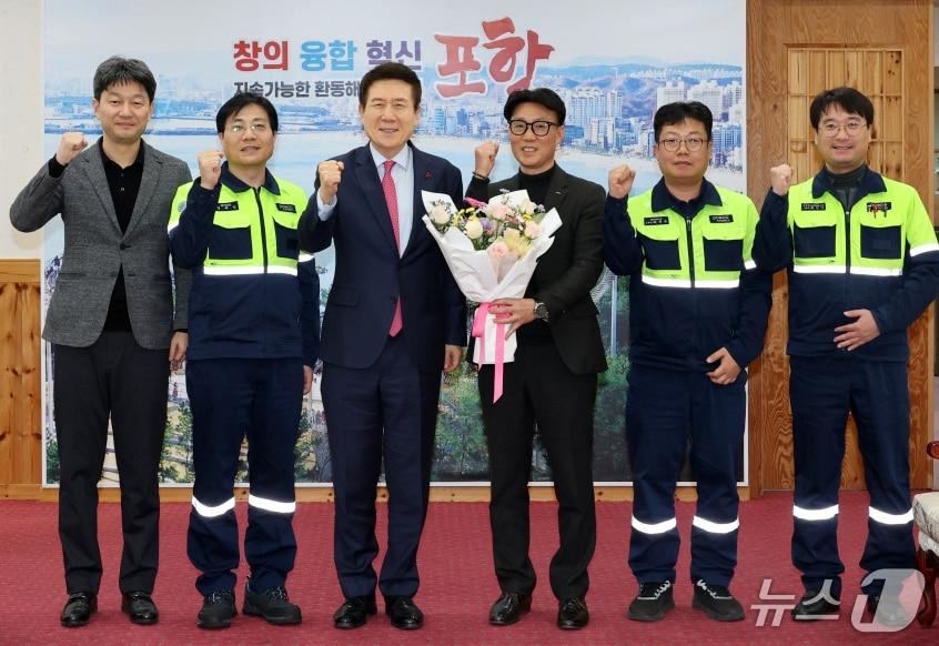 본문 이미지 - 이강덕 경북 포항시장이 포항에 신설되는 포스코퓨처엠 리튬인산철(LFP)양극재 공장의 신속한 후속 행정절차 이행을 지시한 후 회사 관계자들과 기념촬영을 하고 있다. (포항시제공, 재판매 및 DB금지) 2025.12.23/뉴스1 