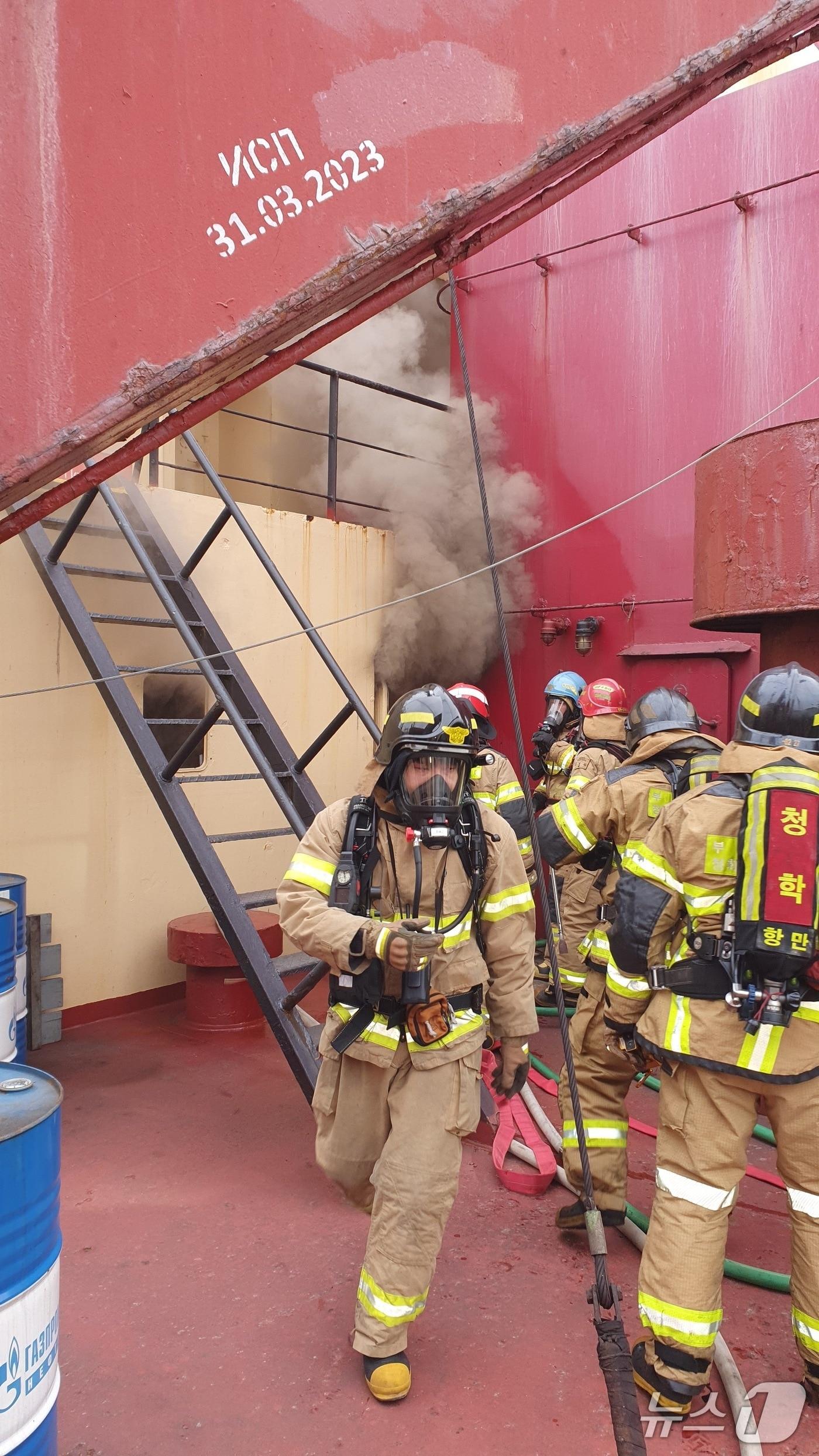 본문 이미지 - 23일 부산 영도구 청학동 소재 한 조선소에 계류된 러시아 국적 냉동운반선에서 화재가 났다. (소방 제공. 재판매 및 DB금지)