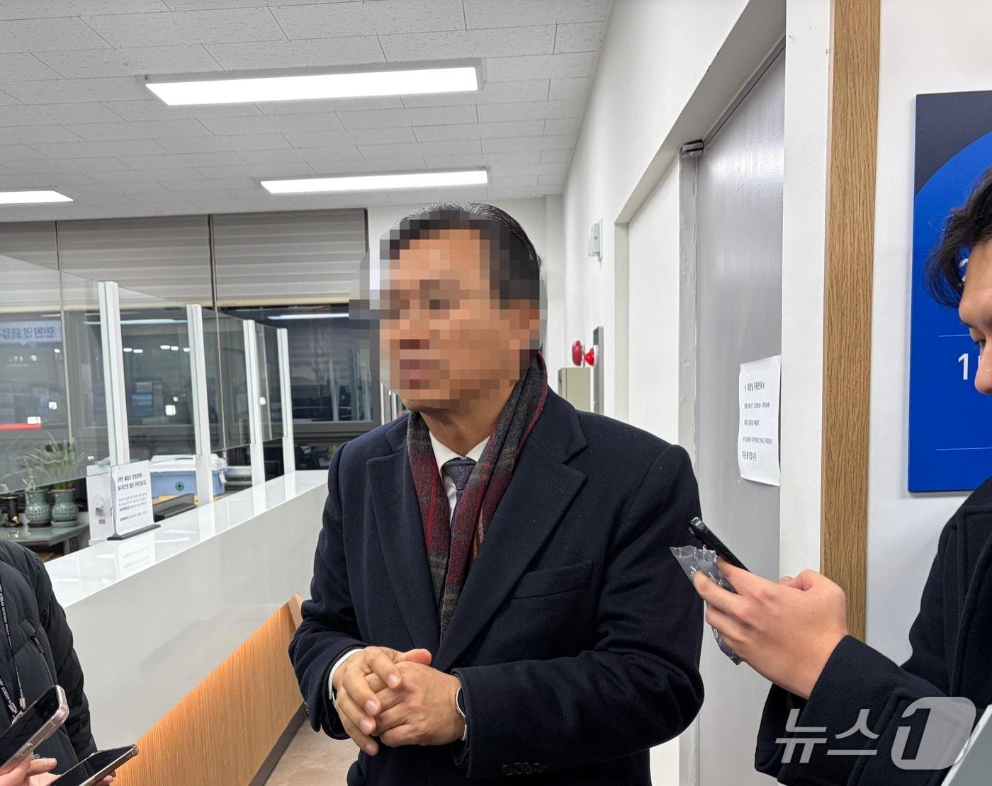 본문 이미지 - 통일교 세계본부 총무처장을 지낸 조 모 씨가 23일 오후 6시 50분쯤 경찰청 국가수사본부 특별전담팀에 참고인 신분으로 조사를 마치고 귀가하는 길에 취재진과 대화하고 있다. 2025.12.23/뉴스1 김종훈 기자