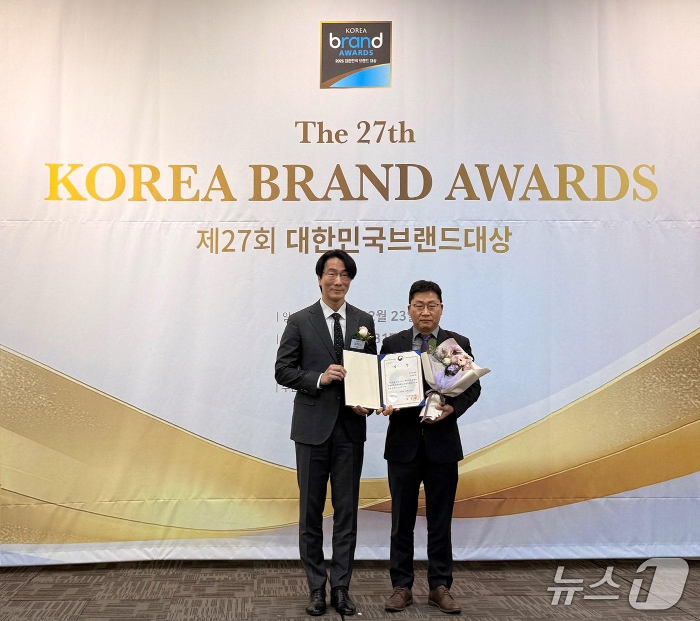 본문 이미지 - 23일 열린 '대한민국 브랜드 대상'에서 삼진어묵이 우수상을 받는 모습 (삼진식품 제공)