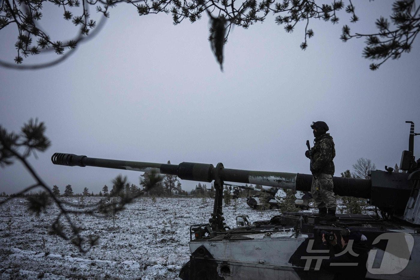 2024년 11월 17일(현지시간) 핀란드 라플란드 지역 로바니에미 인근에서 열린 북대서양조약기구(NATO·나토)의 '다이내믹 프런트' 훈련에서 핀란드 카렐리아 여단 소속 병사가 155㎜ 자주곡사포 K9을 운용하고 있다. ⓒ AFP=뉴스1 ⓒ News1 윤다정 기자