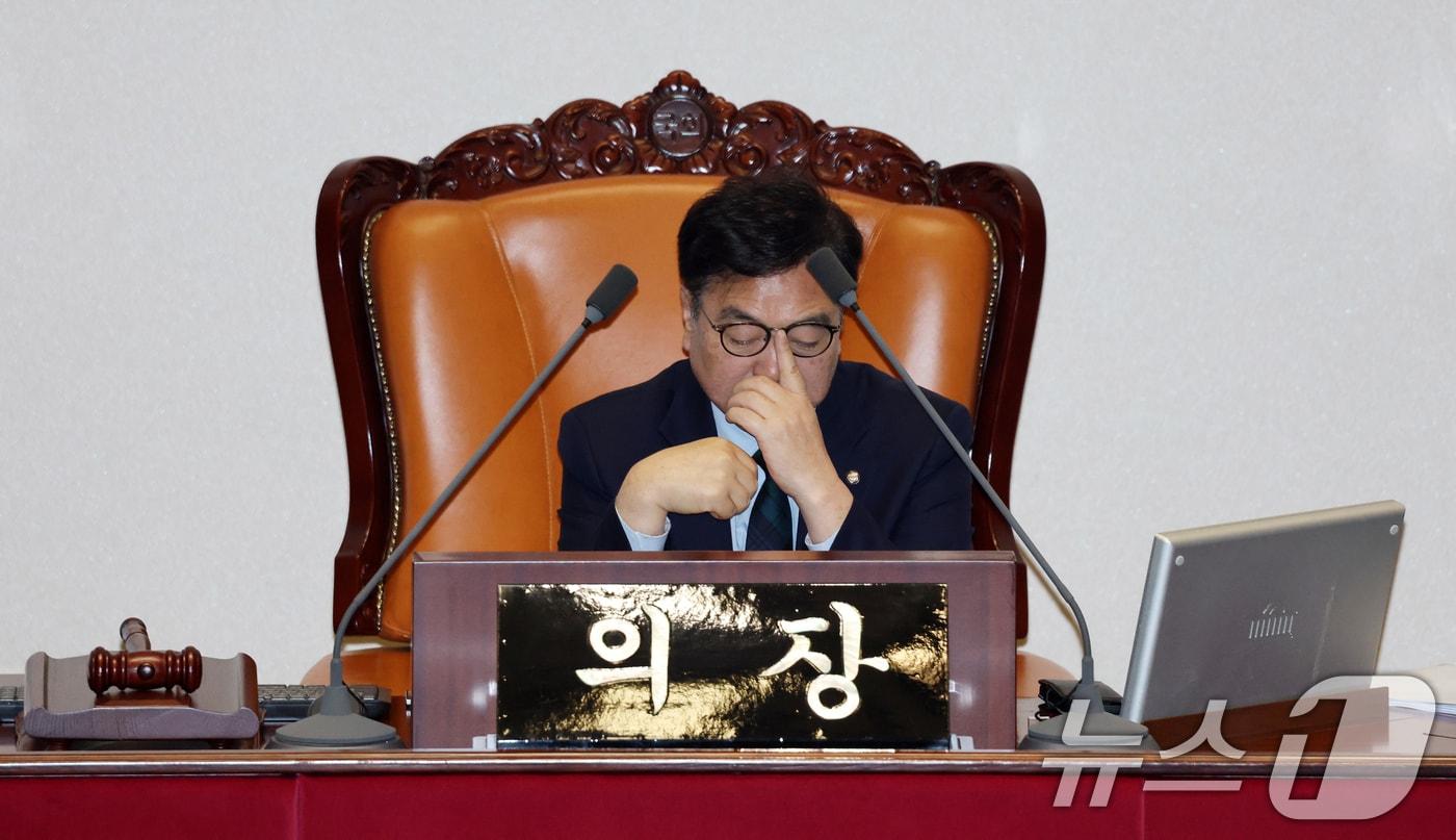 23일 오후 서울 여의도 국회에서 열린 제430회국회(임시회) 제2차 본회의에서 최수진 국민의힘 의원이 정보통신망 이용촉진 및 정보보호 등에 관한 법률 일부개정법률안(대안) 수정안에 대한 무제한 토론(필리버스터)을 하는 가운데 우원식 국회의장이 안경을 고쳐쓰고 있다. 한편 국민의힘 소속인 주호영 국회부의장은 여당이 추진하는 허위조작정보 근절법(정보통신망법 개정안)에 반대해 무제한 토론(필리버스터) 사회를 거부하고 있다. 2025.12.23/뉴스1 ⓒ News1 이승배 기자