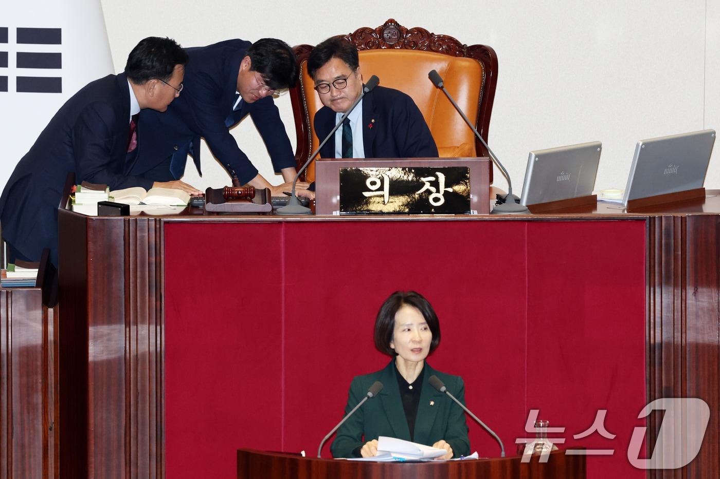 23일 서울 여의도 국회에서 열린 제430회국회(임시회) 제2차 본회의에서 최수진 국민의힘 의원이 정보통신망 이용촉진 및 정보보호 등에 관한 법률 일부개정법률안(대안) 수정안에 대한 무제한 토론(필리버스터)을 하는 가운데 유상범 국민의힘 원내수석이 우원식 국회의장과 대화하고 있다. 2025.12.23/뉴스1 ⓒ News1 이승배 기자