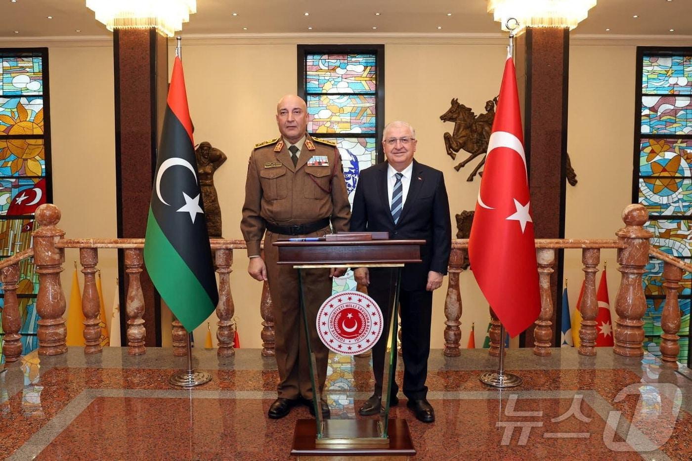23일(현지시간) 튀르키예 앙카라에서 야샤르 귈레르 튀르키예 국방장관과 모하메드 알리 아흐메드 알하닷 리비아군 참모총장이 회담을 진행했다. 2025.12.23. ⓒ 로이터=뉴스1 ⓒ News1 윤다정 기자
