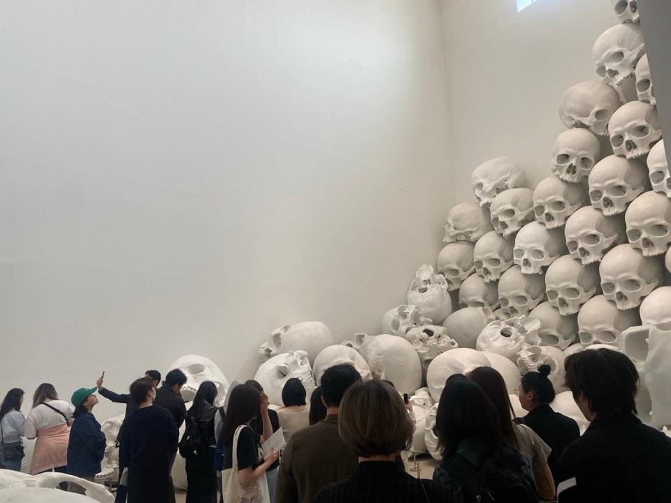 본문 이미지 - MMCA 서울_론 뮤익 50만 돌파_전시장내 관람 모습 (국립현대미술관 제공)