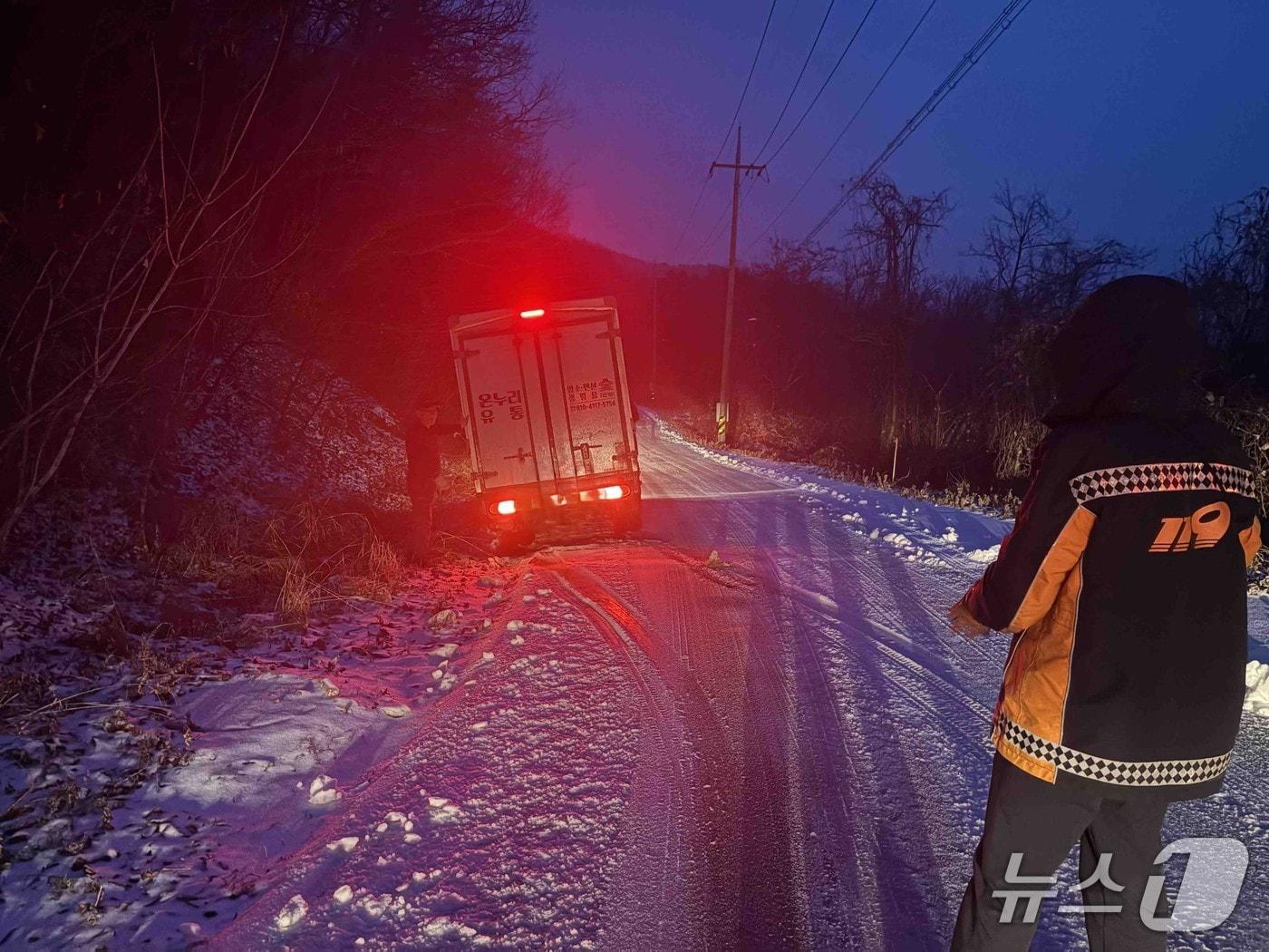 본문 이미지 -  강원 춘천 남면 눈길 차량 고립 현장.(강원도소방본부 제공, 재판매 및 DB금지)