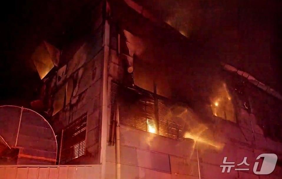 본문 이미지 - 화재 현장. (경기도소방재난본부 제공. 재판매 및 DB 금지) 2025.12.24/뉴스1