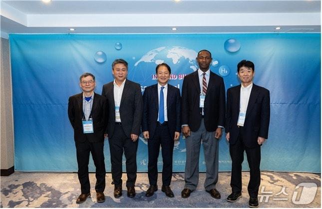 본문 이미지 - 좌측부터 황빙조 대만과학기술대학교 석좌교수, 조남준 난양공과대학교 석좌교수, 성희엽 부산시 미래혁신부시장, 무사 바시르 리버풀대학교 석좌교수, 야마구치 타케오 도교과학대학교 종합연구원 화학생명과학연구소장 (부산시 제공. 재판매 및 DB금지)