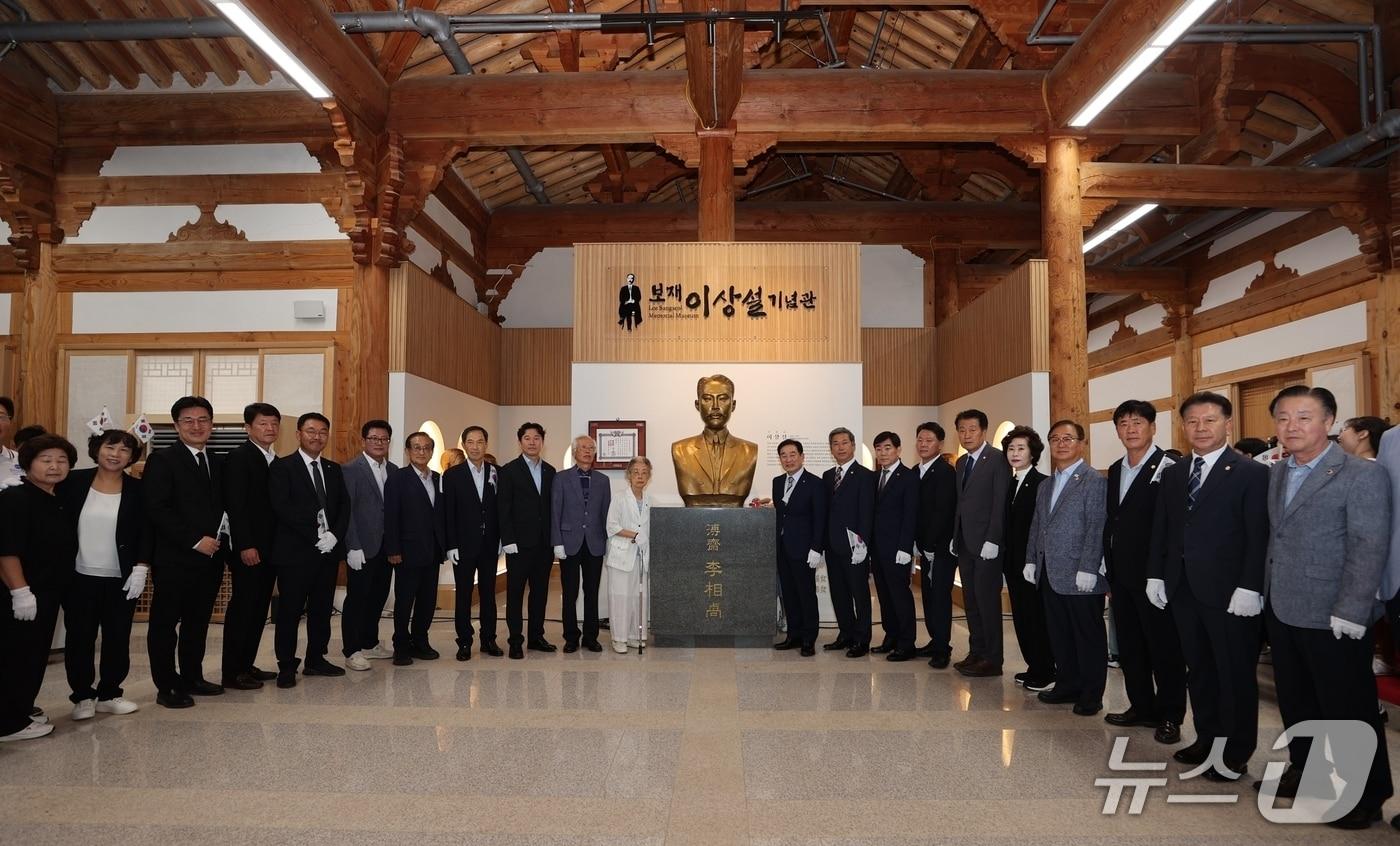 충북 진천군 보재 이상설기념관 독립운동가 흉상 제막식 모습.(진천군 제공, 재판매 및 DB금지)/뉴스1