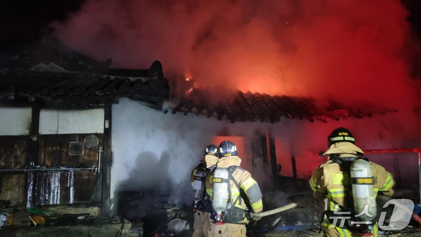 24일 오전 0시 35분쯤 경북 안동시 와룡면 이하리 한 단독주택에서 불이 나 소방 당국이 진화하고 있다.(경북소방본부 제공. 재판매 및 DB 금지)2025.12.24/뉴스1