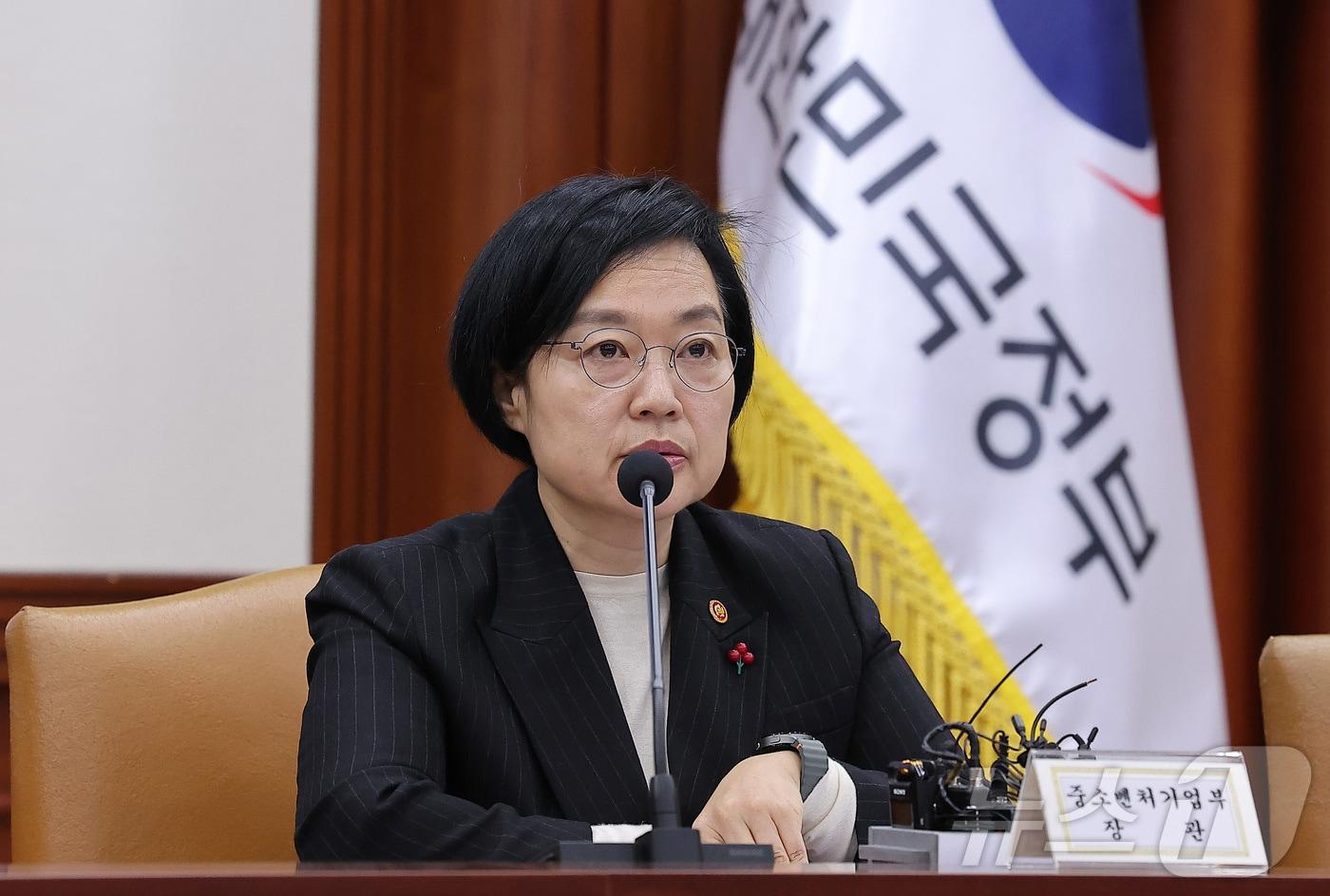 본문 이미지 - 한성숙 중소벤처기업부 장관이 24일 서울 종로구 정부서울청사에서 열린 경제관계장관회의 겸 산업경쟁력강화 관계장관회의에서 모두발언을 하고 있다. 2025.12.24/뉴스1 ⓒ News1 김성진 기자