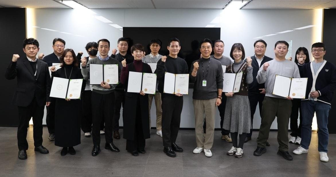 본문 이미지 - 애큐온저축은행이 지난 18일 서울 강남구 본사에서 '사내 강사' 시상식을 진행했다. 애큐온저축은행 김희상 대표이사(첫 번째 줄 오른쪽에서 네 번째)를 비롯해 사내강사들이 기념사진을 촬영하고 있다.(애큐온저축은행 제공)