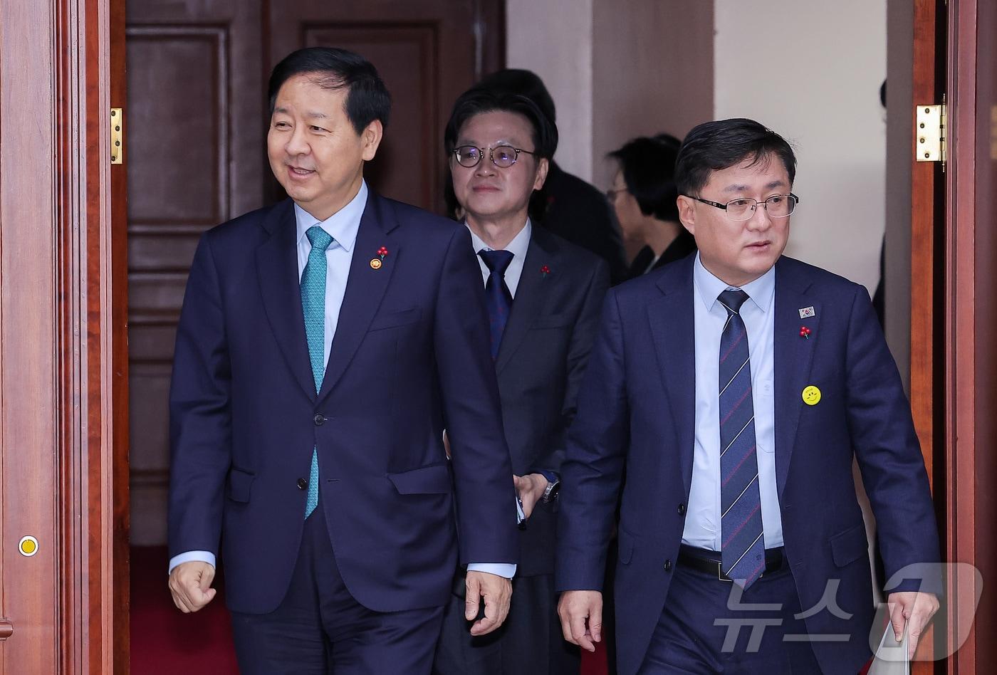 구윤철 경제부총리 겸 기획재정부 장관(왼쪽부터), 김정관 산업통상부 장관, 김성환 기후에너지환경부 장관이 24일 서울 종로구 정부서울청사에서 열린 경제관계장관회의 겸 산업경쟁력강화 관계장관회의에 참석하고 있다. 2025.12.24/뉴스1 ⓒ News1 김성진 기자