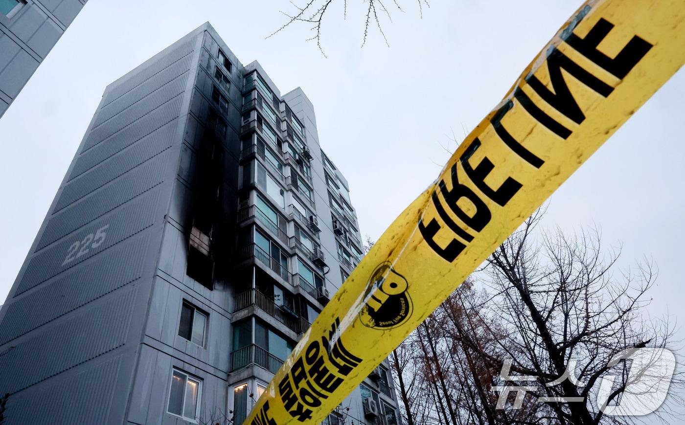 24일 오전 서울 송파구 방이동 한 아파트 5층에서 화재가 발생해 현장이 검게 그을려 있다. 이번 화재로 심정지 상태로 2명이 병원으로 이송됐으며 주민 37명이 대피하고 4명이 구조됐다. 소방당국은 오전 7시 11분 완진했다고 밝혔다. 2025.12.24/뉴스1 ⓒ News1 이호윤 기자