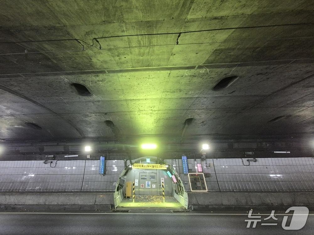 본문 이미지 - 구룡터널 내 터널 안전 경관등 설치 완료 사진.(서울시 제공)