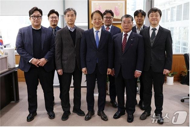 본문 이미지 - 지난 22일 시가 직접 추천한 6명에 대한 시상식 모습.(부산시 제공. 재판매 및 DB금지)