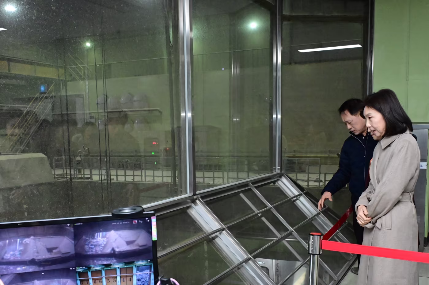 마포 자원회수시설 쓰레기 처리 과정 살피는 최호정 서울시의장(서울시의회 제공)