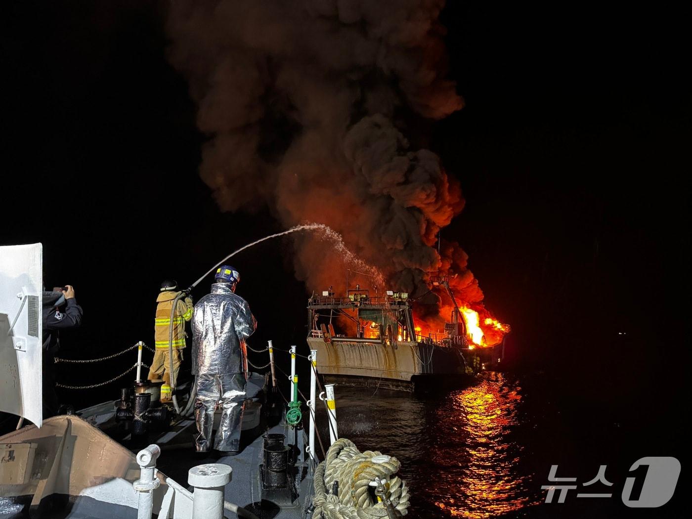 본문 이미지 - 24일 부산 영도구 인근 해상 어선 화재 현장.(부산해경 제공. 재판매 및 DB 금지)