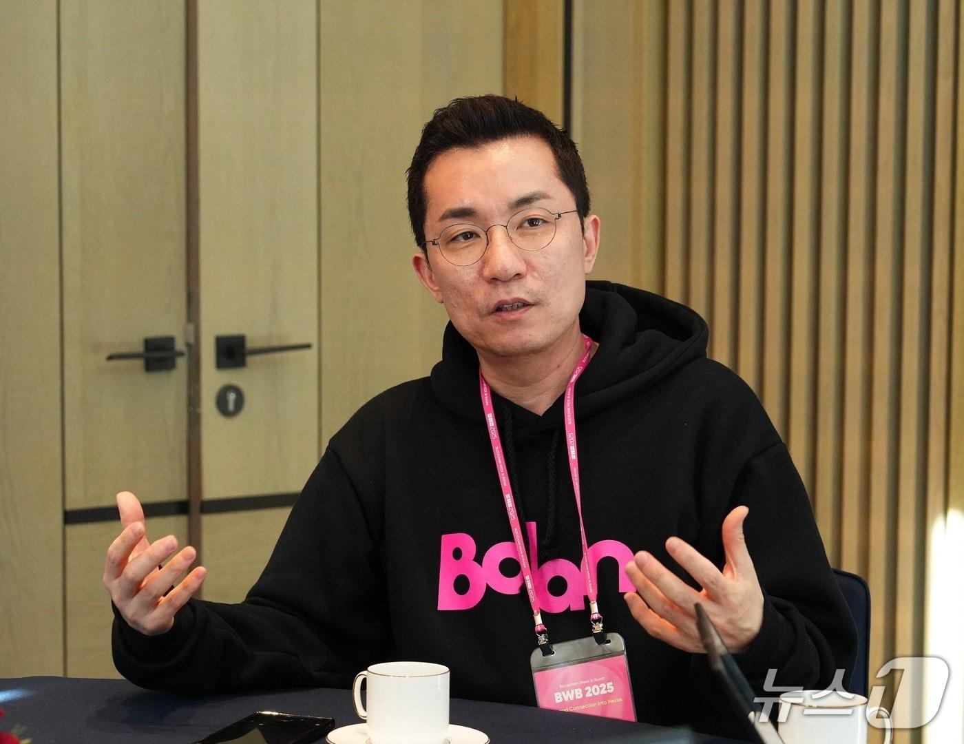 본문 이미지 -  김상민 부산 디지털자산거래소 대표가 최근 시그니엘 부산에서 열린 '블록체인 위크 인 부산(BWB2025)' 행사에서 뉴스1과 인터뷰하고 있다.(부산 디지털자산거래소 제공.)2025.12.24./뉴스1