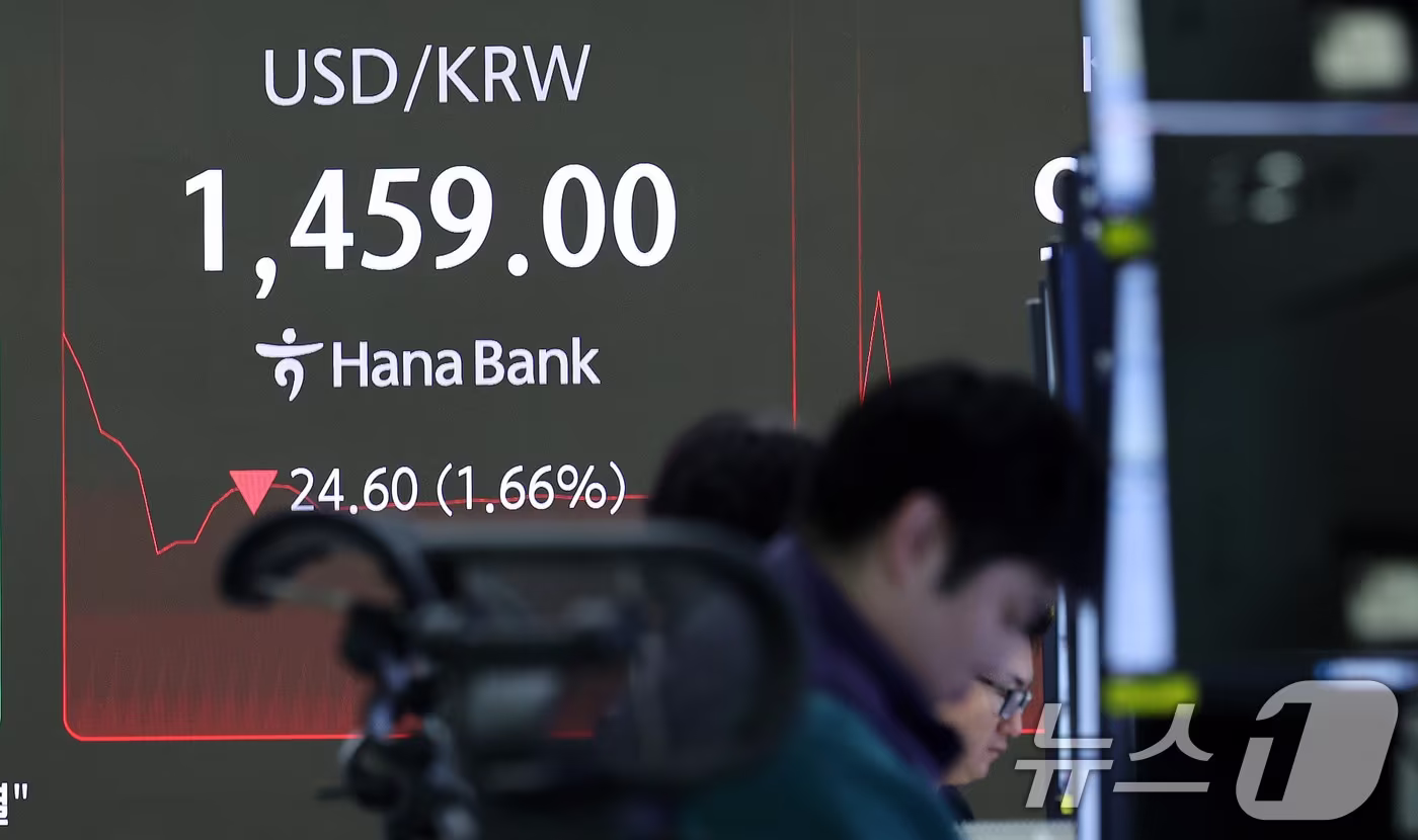 서울 중구 하나은행 딜링룸 전광판에 달러·원 환율이 나타나고 있다. 2025.12.24/뉴스1 ⓒ News1 박지혜 기자