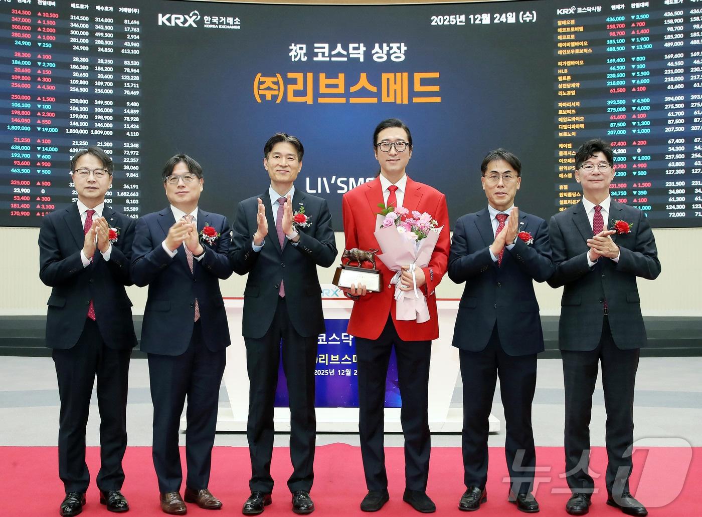 본문 이미지 - 한국거래소 코스닥시장본부는 24일 오전 서울사옥 홍보관에서 리브스메드의 코스닥시장 상장기념식을 개최했다. 사진은 상장 기념식 후 기념 사진 촬영하는 김대영 한국IR협의회 부회장, 이충훈 삼성증권 부사장, 민경욱 한국거래소 코스닥시장본부장, 이정주 리브스메드 대표이사, 성주완 미래에셋증권 부사장, 김준만 코스닥협회 전무의 모습. (한국거래소 제공. 재판매 및 DB 금지) 2025.12.24/뉴스1