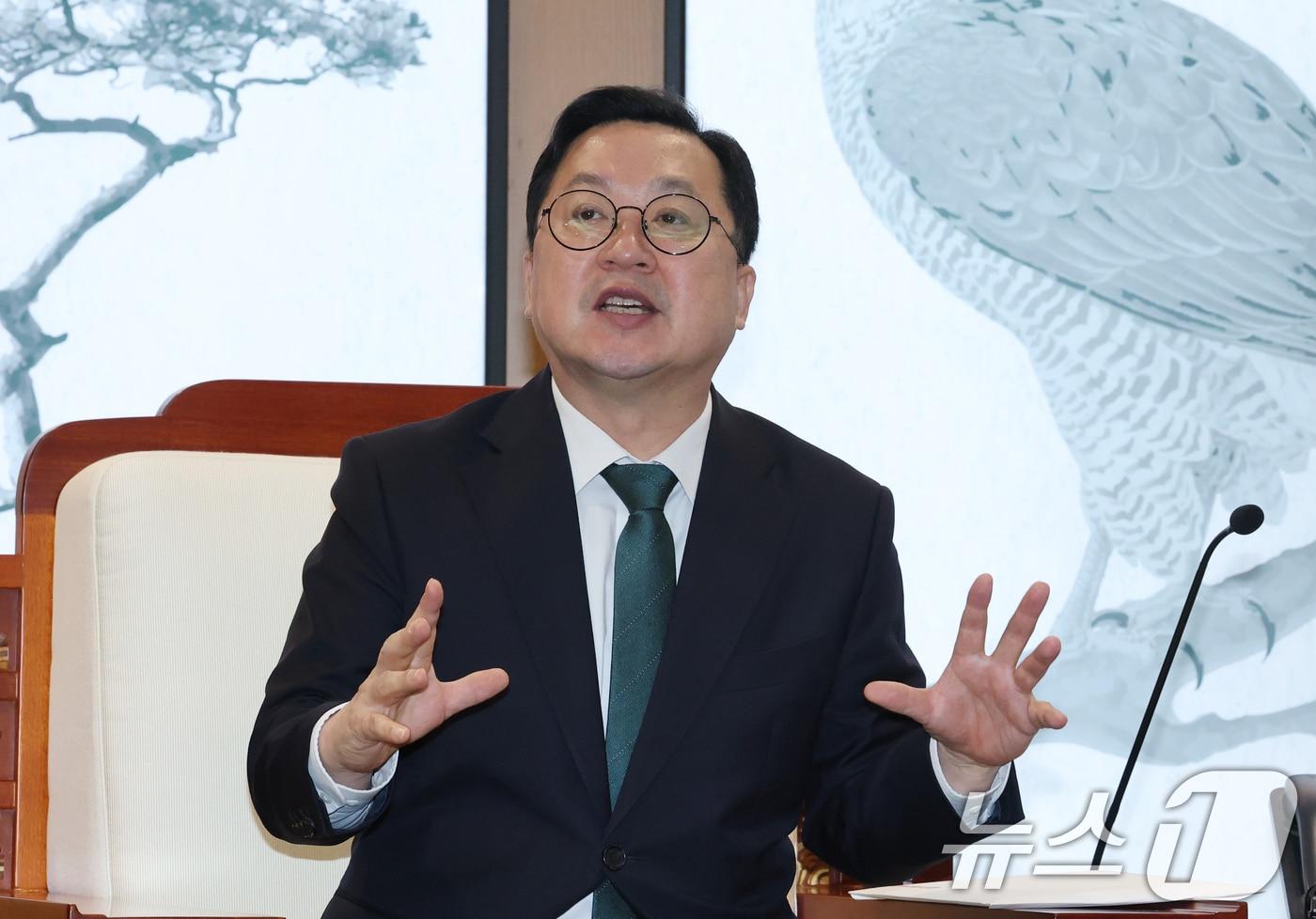이장우 대전시장이 24일 오전 충남도청에서 김태흠 충남도지사가 대전충남 행정통합 관련 회동에서 발언하고 있다. 2025.12.24/뉴스1 ⓒ News1 김기태 기자