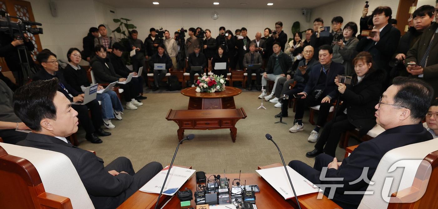 이장우 대전시장과 김태흠 충남도지사가 24일 오전 충남도청에서 대전충남 행정통합 관련 회동을 하고 있다. 2025.12.24/뉴스1 ⓒ News1 김기태 기자