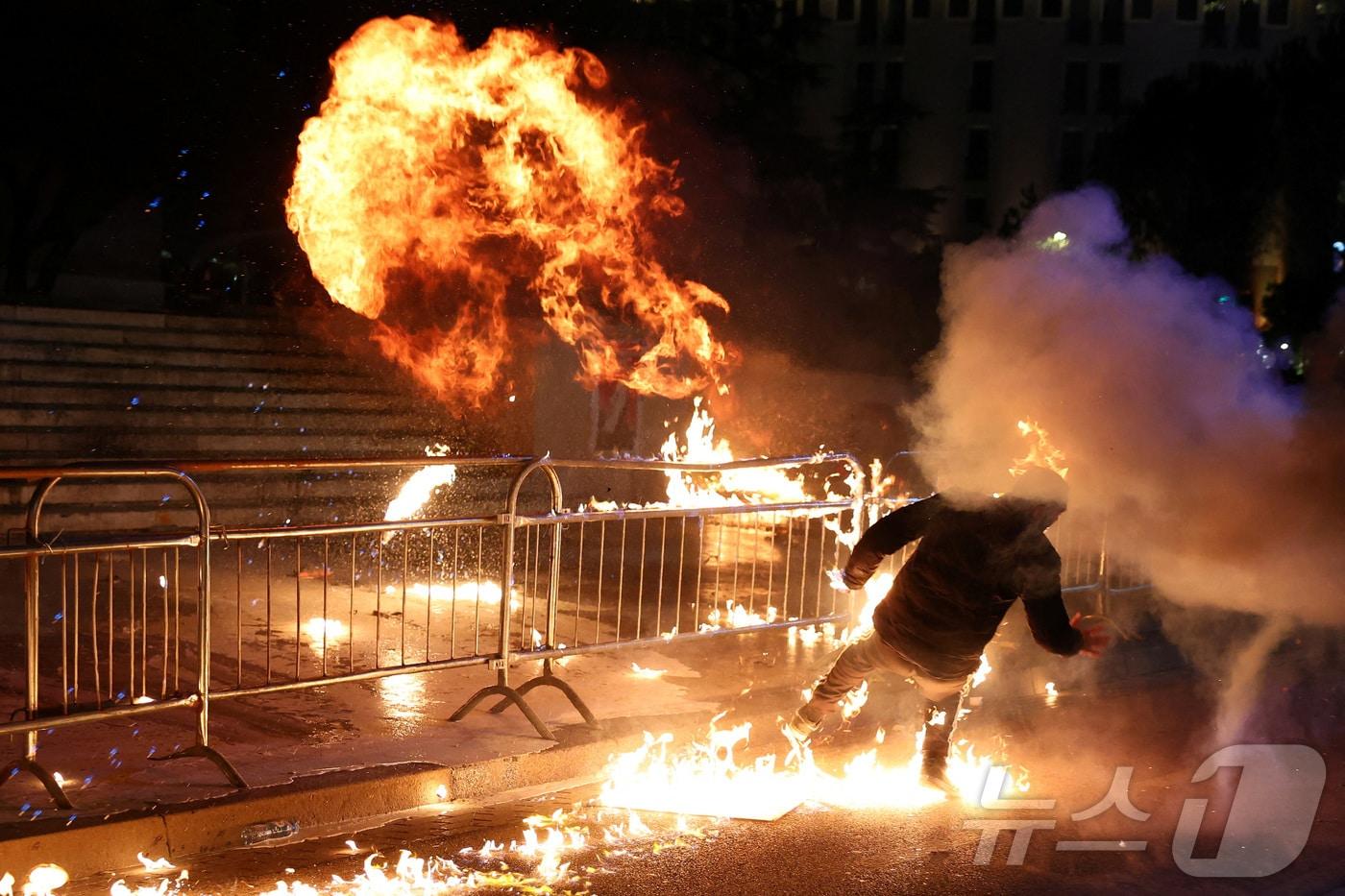 알바니아 수도 티라나에서 22일(현지시간) 열린 반정부 시위 중 야당 지지자가 불에 옮겨 붙었다. 2025.12.22 ⓒ 로이터=뉴스1 ⓒ News1 김경민 기자
