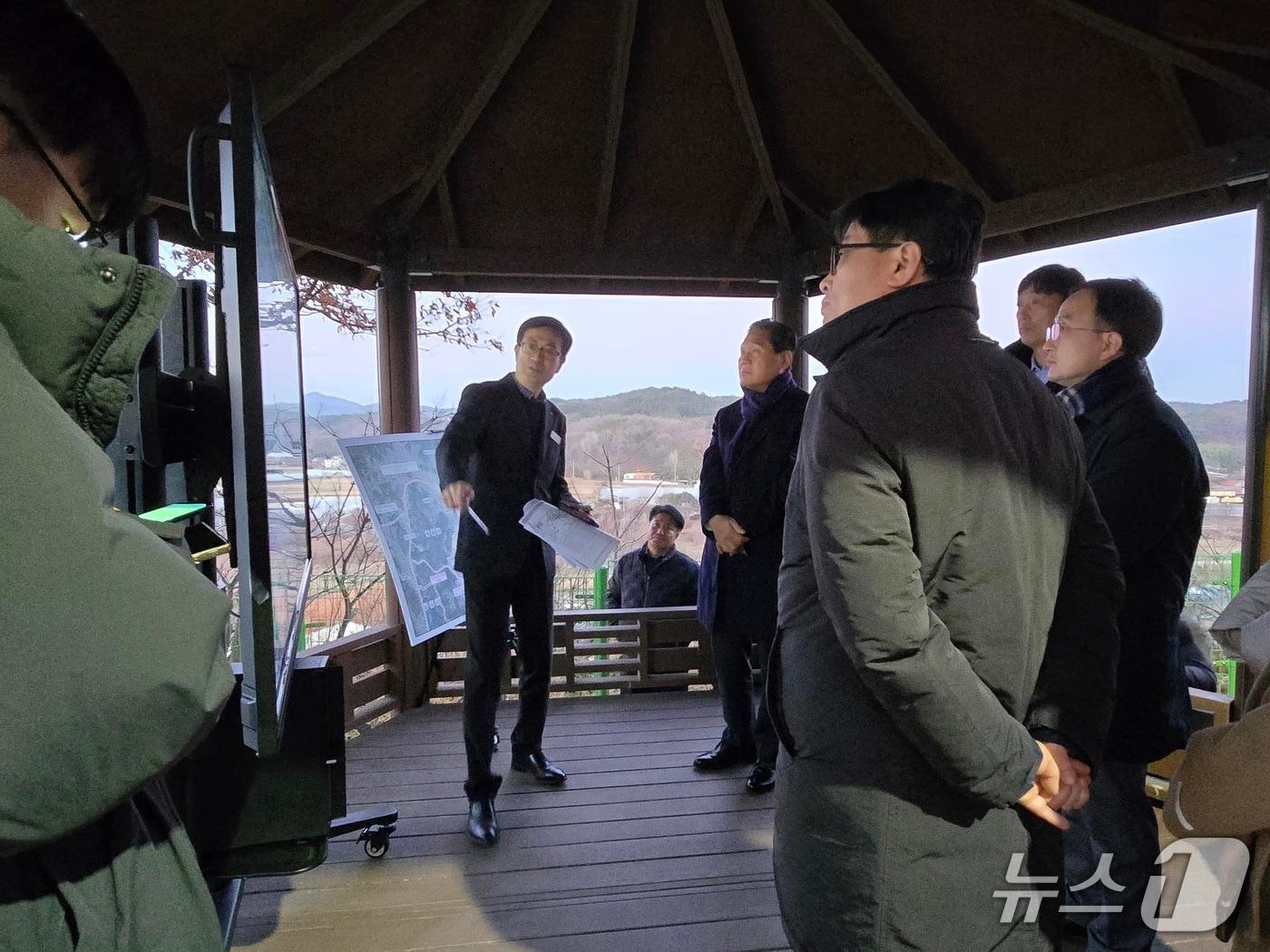 본문 이미지 - 계룡대로~국도1호선 광역도로사업 관련 계룡시 현장방문 모습. (계룡시 제공.재판매 및 DB금지)/뉴스1