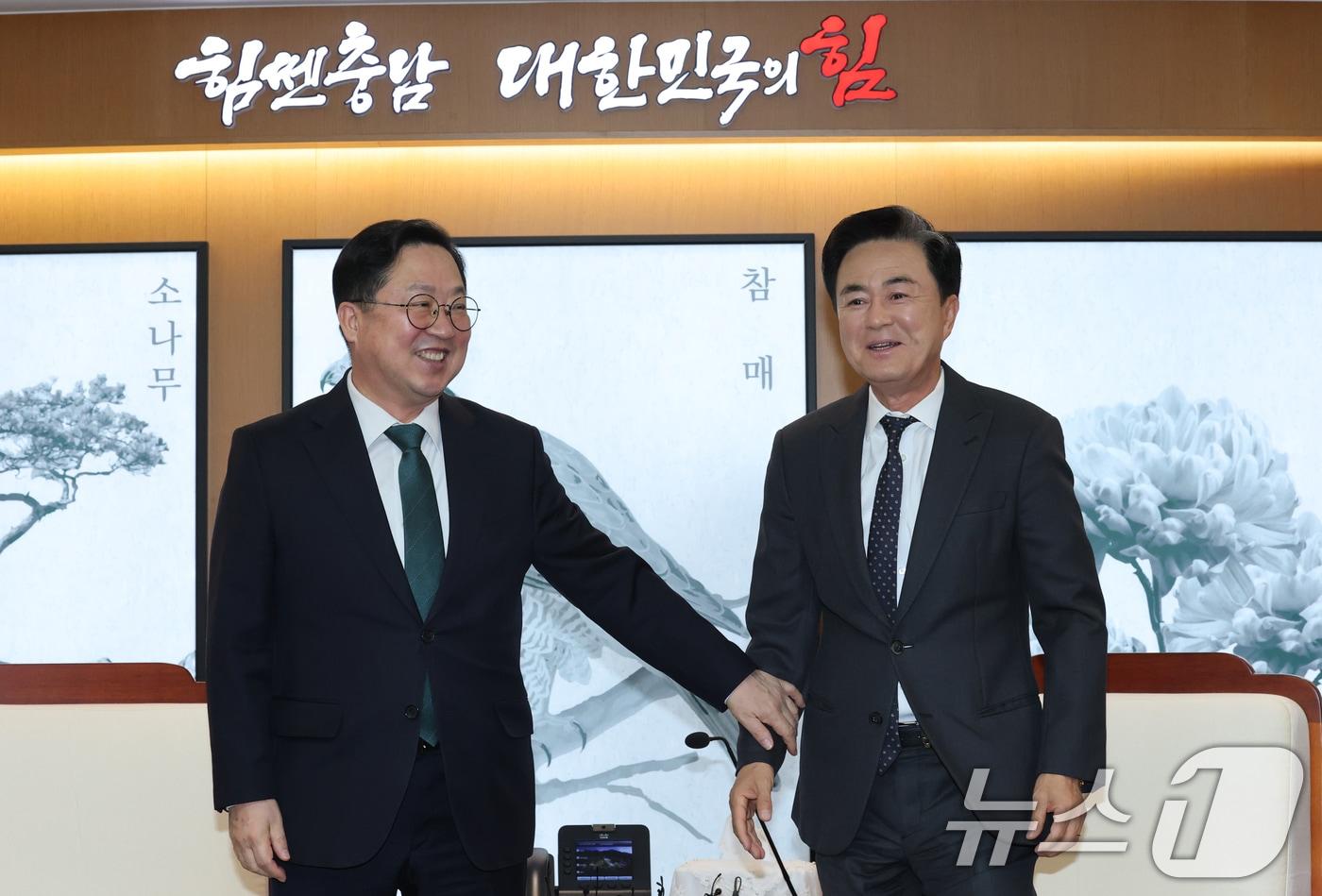 본문 이미지 - 김태흠 충남도지사와 이장우 대전시장이 지난달 24일 오전 충남도청에서 대전충남 행정통합 관련 회동을 마치고 악수하고 있다. 2025.12.24/뉴스1 ⓒ News1 김기태 기자