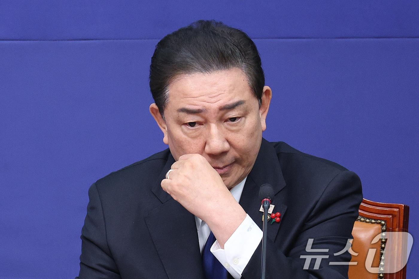 김병기 더불어민주당 원내대표가 24일 서울 여의도 국회에서 열린 최고위원회의에서 생각에 잠겨 있다. 2025.12.24/뉴스1 ⓒ News1 신웅수 기자