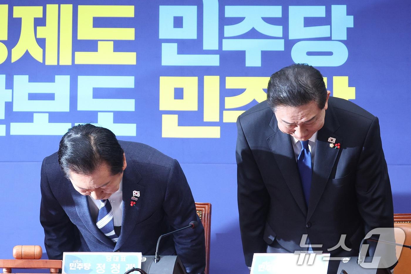 정청래 더불어민주당 대표와 김병기 원내대표가 지난 24일 서울 여의도 국회에서 열린 최고위원회의에 참석하고 있다. 2025.12.24/뉴스1 ⓒ News1 신웅수 기자