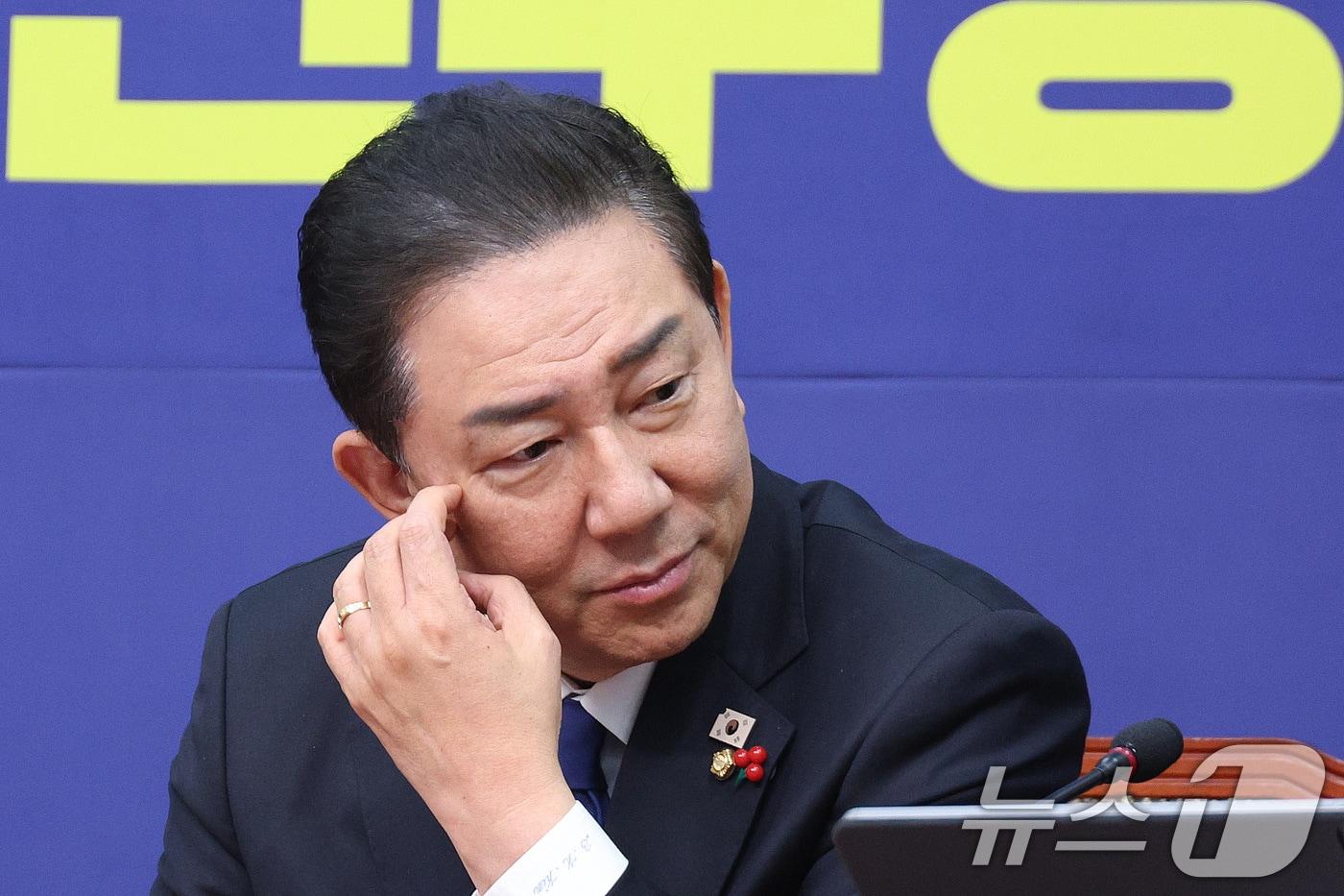 김병기 더불어민주당 원내대표가 24일 서울 여의도 국회에서 열린 최고위원회의에서 생각에 잠겨 있다. 2025.12.24/뉴스1 ⓒ News1 신웅수 기자