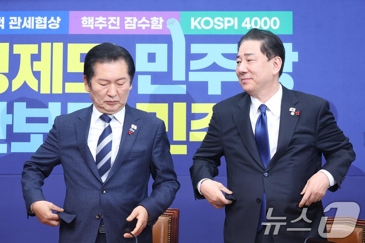 정청래 더불어민주당 대표와 김병기 원내대표가 지난해 12월 24일 서울 여의도 국회에서 열린 최고위원회의에 참석하고 있다. 2025.12.24/뉴스1 ⓒ News1 신웅수 기자