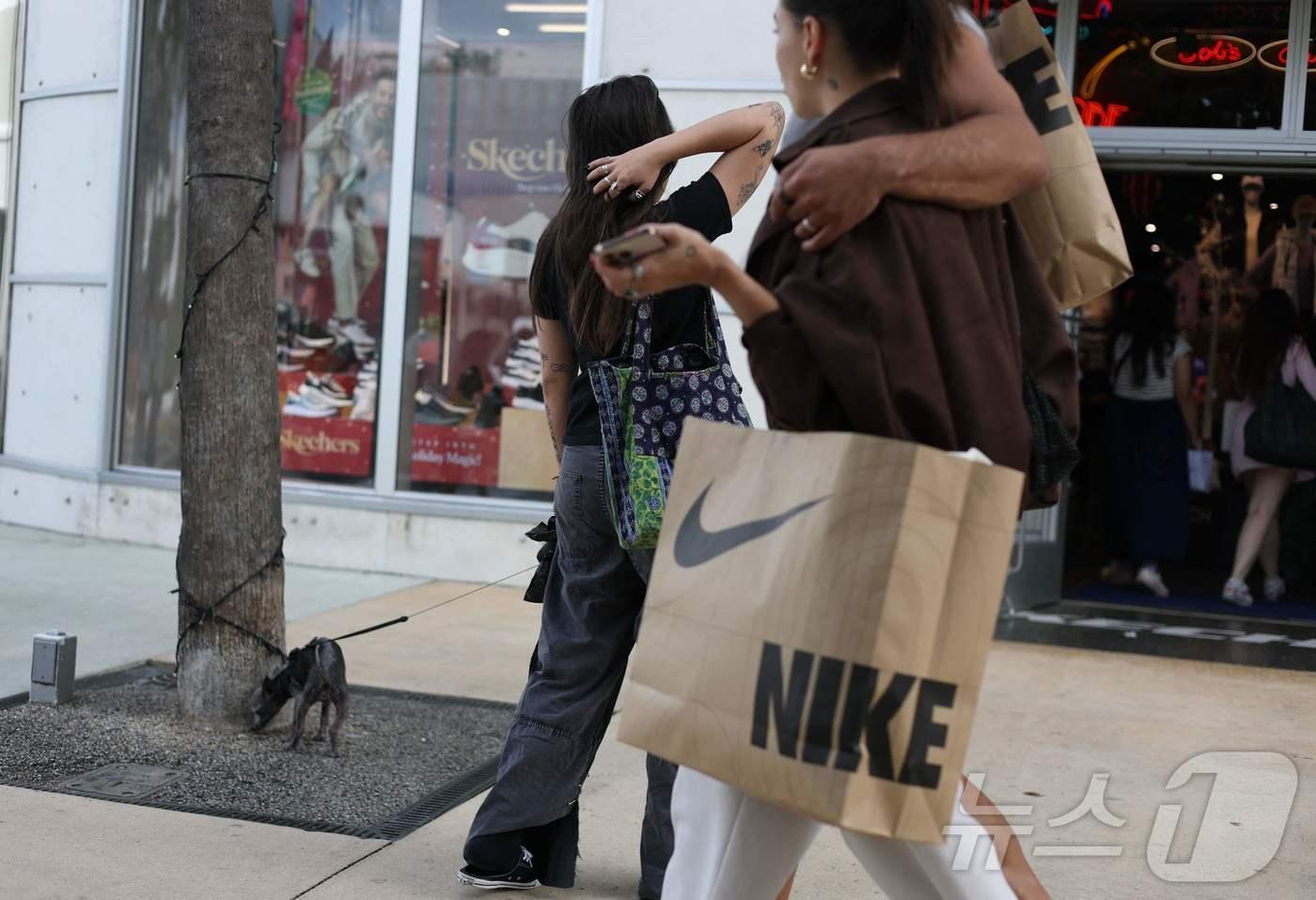 크리스마스를 이틀 앞둔 2025년 12월 23일 미국 플로리다주 마이애미의 대표적인 쇼핑 거리인 링컨 로드(Lincoln Road) 쇼핑지구가 선물을 준비하려는 시민들과 관광객들로 북적인다. ⓒ AFP=뉴스1