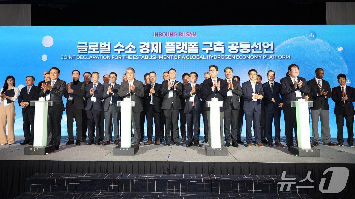 22일 부산 웨스틴 조선 호텔에서 열린 '부산 글로벌 수소경제 심포지엄'에서 조용국 코렌스 그룹 회장(왼쪽 첫 번째)이 글로벌 수소경제 플랫폼 구축 공동선언에 참여하는 모습(코렌스 그룹 제공). 2025.12.22.