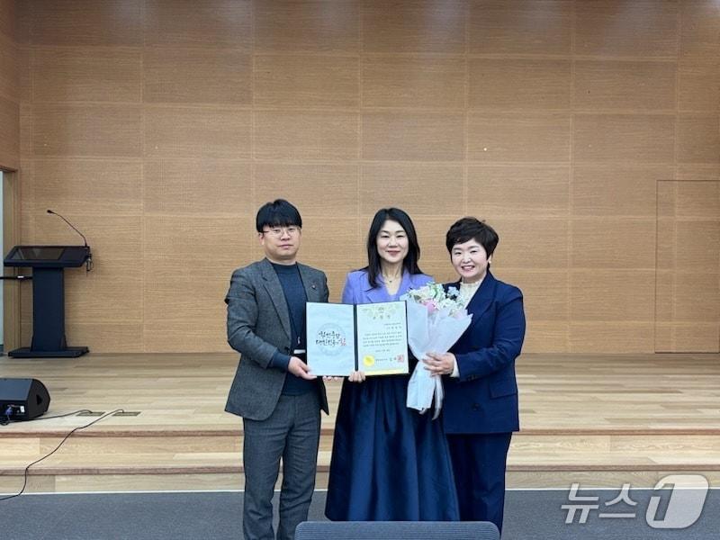 본문 이미지 - 왼쪽부터 충남도청 인구정책과 조원태 과장, 건양대 육길나 교수, 충남육아종합지원센터 김미정 센터장. (건양대 제공.재판매 및 DB금지)/뉴스1