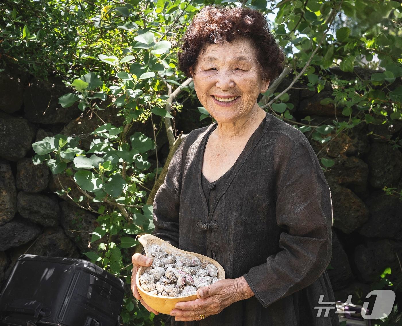 본문 이미지 - 제주향토음식장인으로 지정된 김태자 씨.(매거진 술 SOOL 제공, 재판매 및 DB 금지)