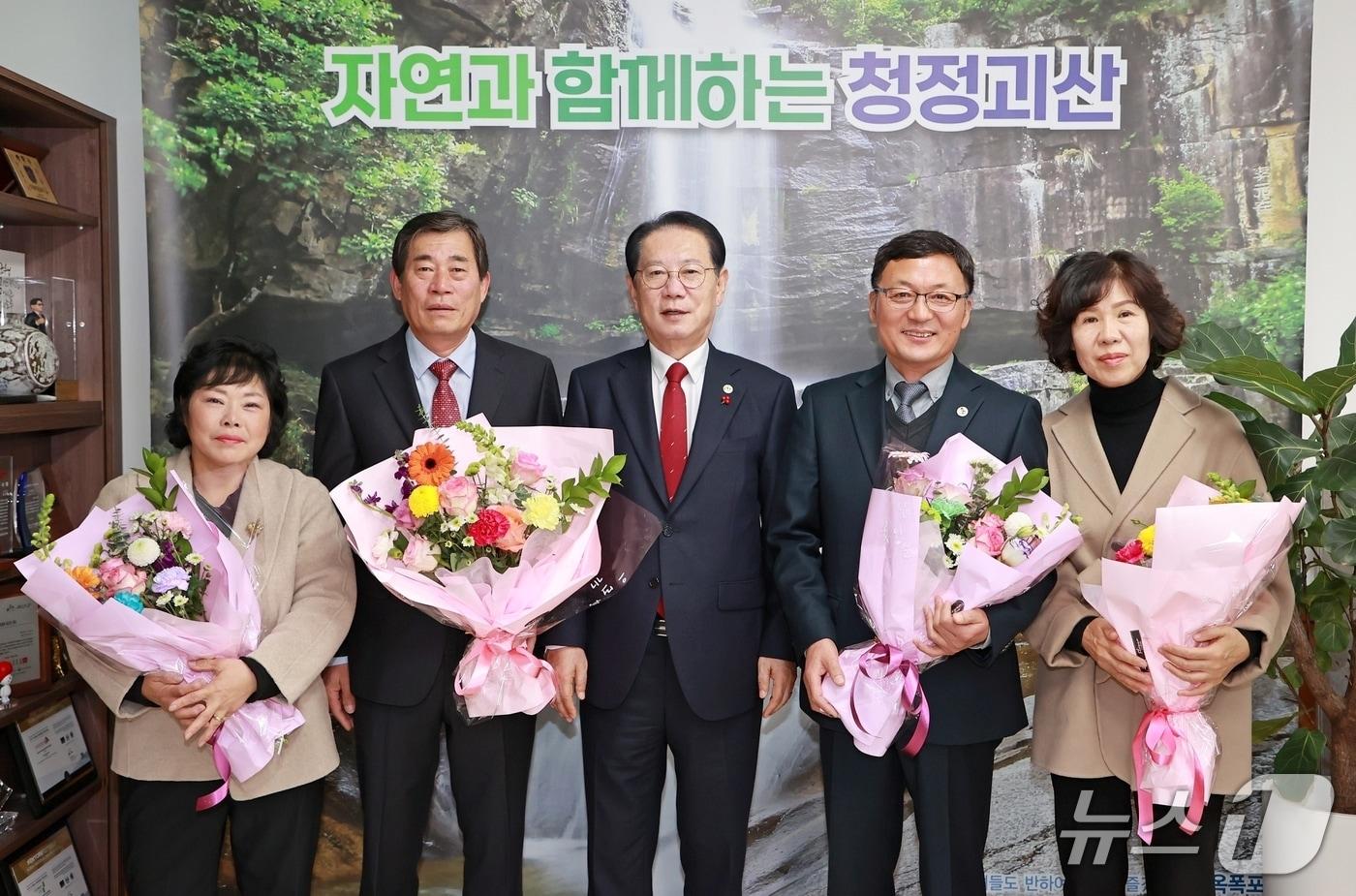 충북 괴산군 공직자 이·퇴임식에서 연충흠 축수산과장(왼쪽 두번째)과 안종규 농업건설국장(오른쪽 두번재)이 송인헌 군수와 기념촬영을 하고 있다.(괴산군 제공, 재판매 및 DB금지)/뉴스1