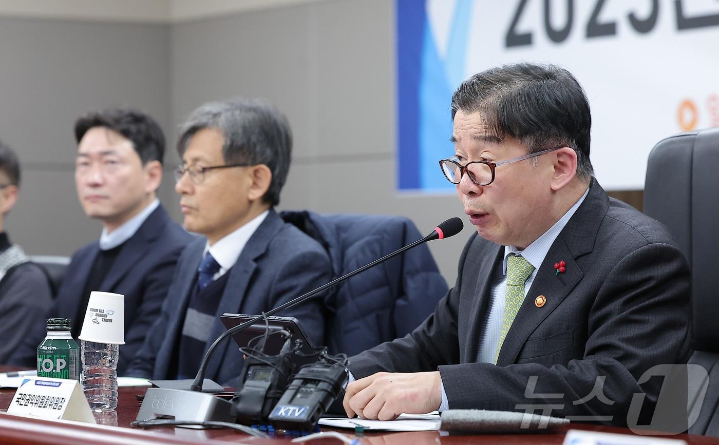 유철환 국민권익위원장이 24일 서울 종로구 정부서울청사에서 열린 2025 적극행정국민신청 우수 유공 시상식에서 인사말을 하고 있다. 2025.12.24/뉴스1 ⓒ News1 김성진 기자