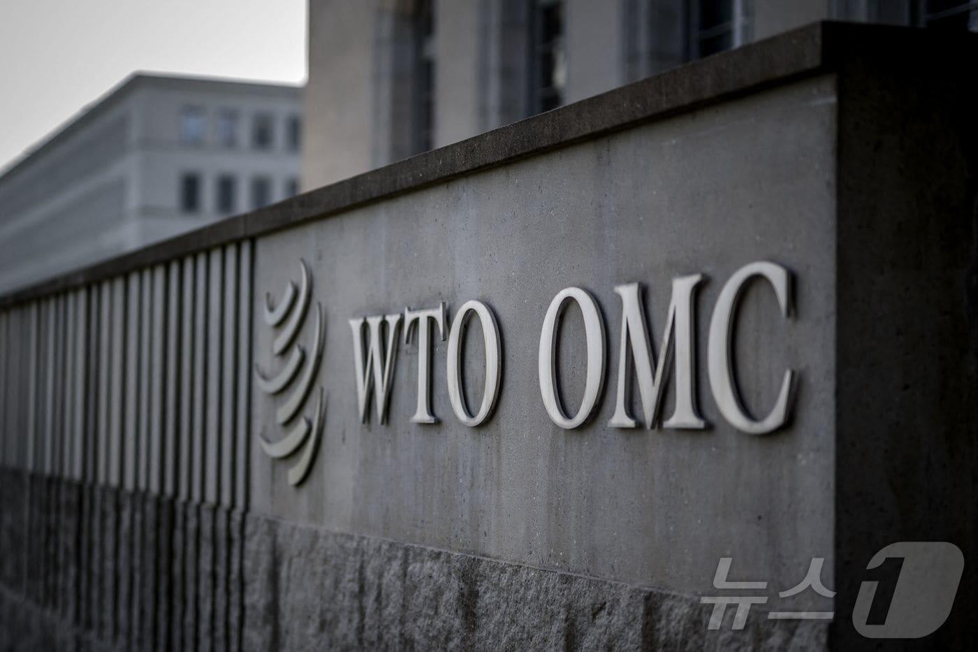 스위스 제네바에 있는 세계무역기구(WTO) 본부의 로고. 2024.2.5 ⓒ AFP=뉴스1 ⓒ News1 김경민 기자
