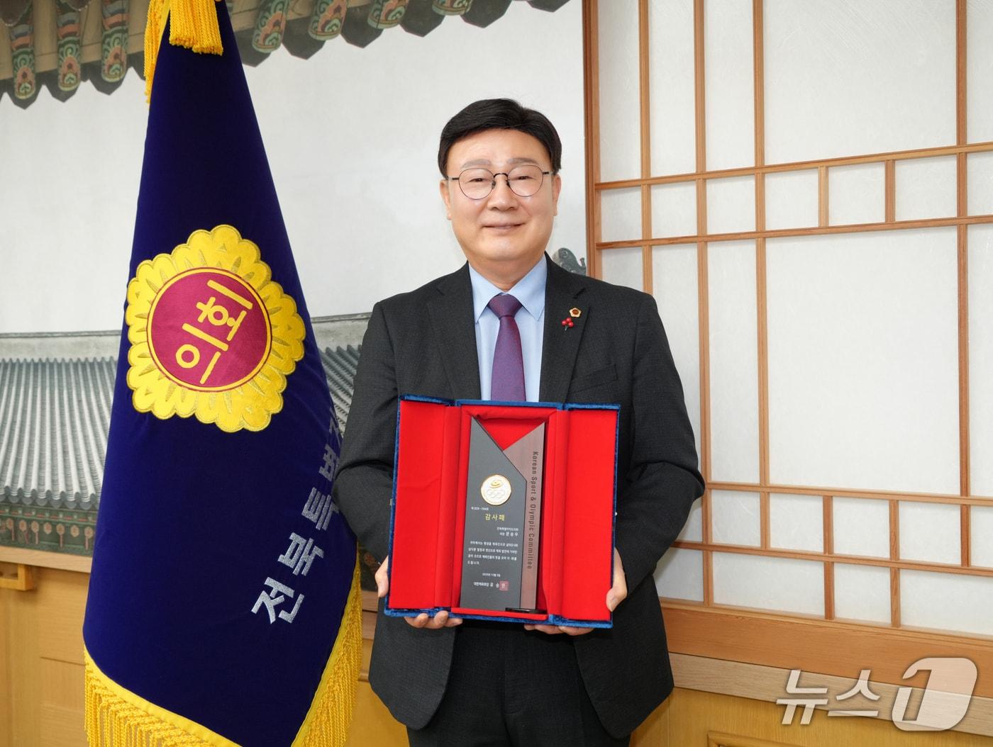 본문 이미지 - 24일 대한체육회로부터 감사패를 받은 문승우 전북특별자치도의회 의장이 기념 촬영을 하고 있다./뉴스1  