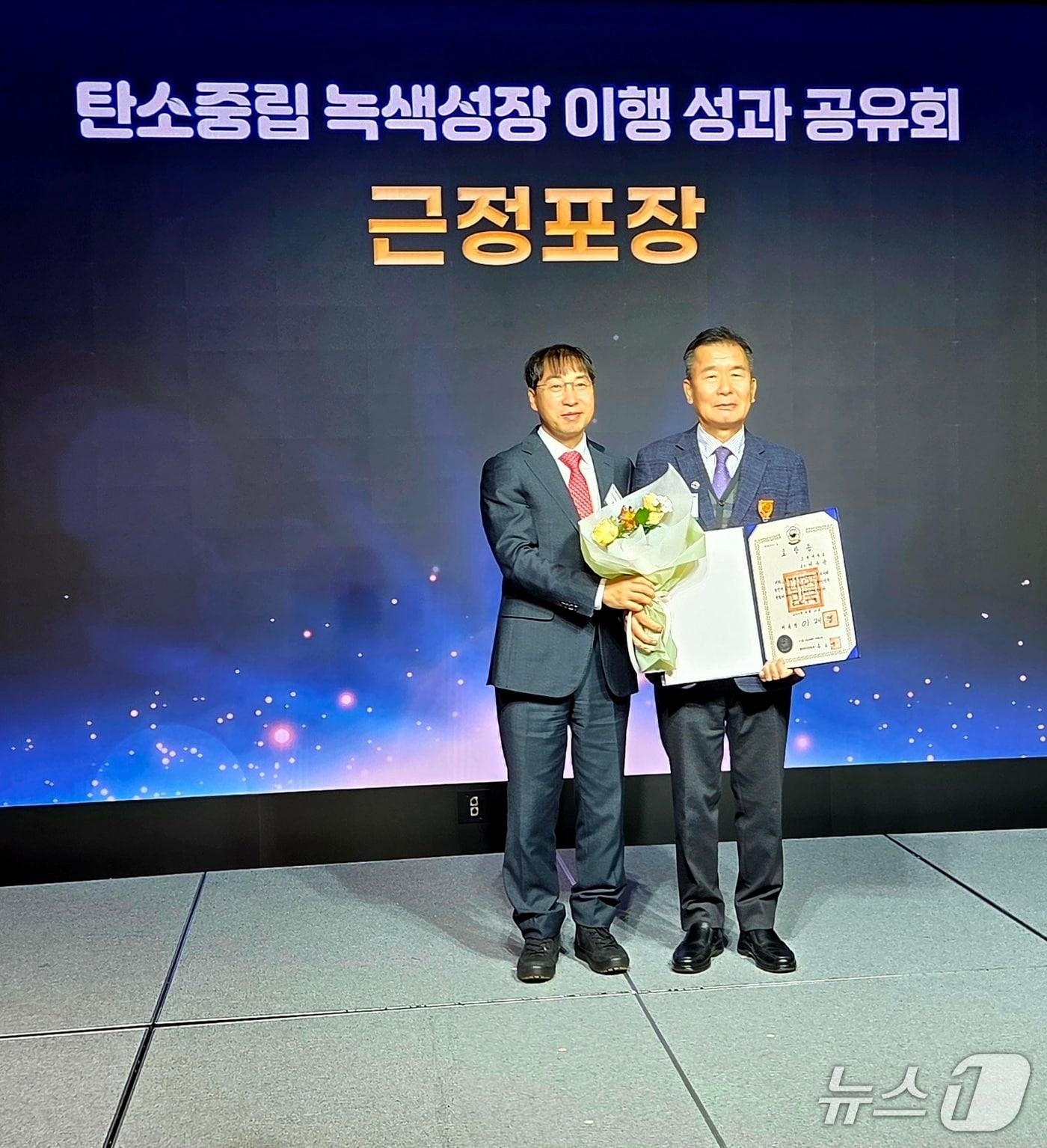 본문 이미지 -  이우균 고려대학교 교수가 수상하고 있다. (산림청 제공.재판매 및 DB금지)/뉴스1