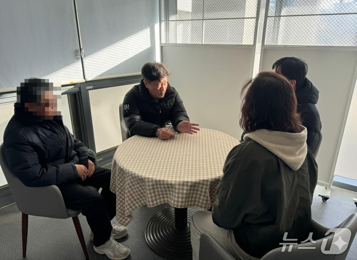 본문 이미지 - 경찰이 보이스피싱범에게 전화를 받은 A 씨와 그 가족들에게 상황을 설명하고 있다.(부산경찰청 제공. 재판매 및 DB 금지)