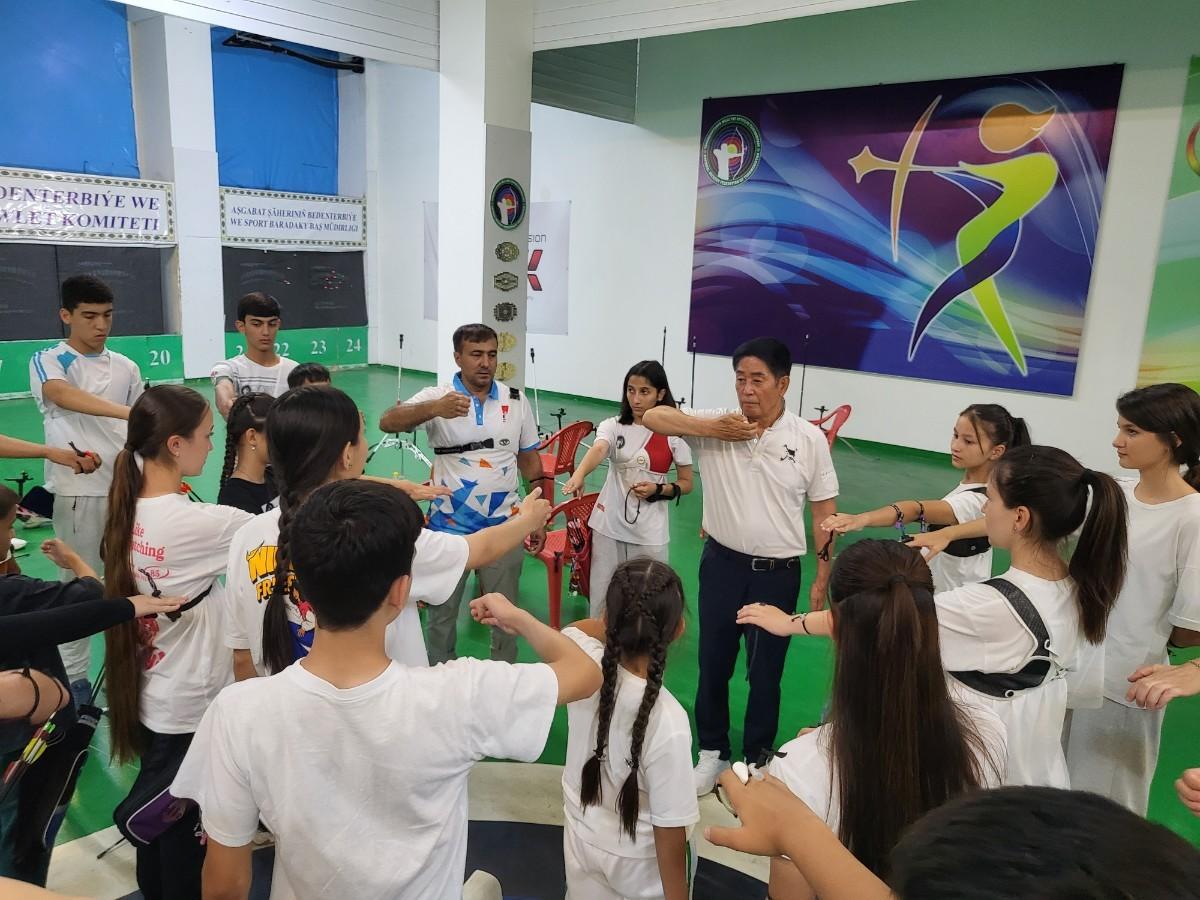 본문 이미지 - 투르크메니스탄에서 '스포츠동반자 프로그램'을 진행 중인 대한양궁협회. (대한양궁협회 제공)