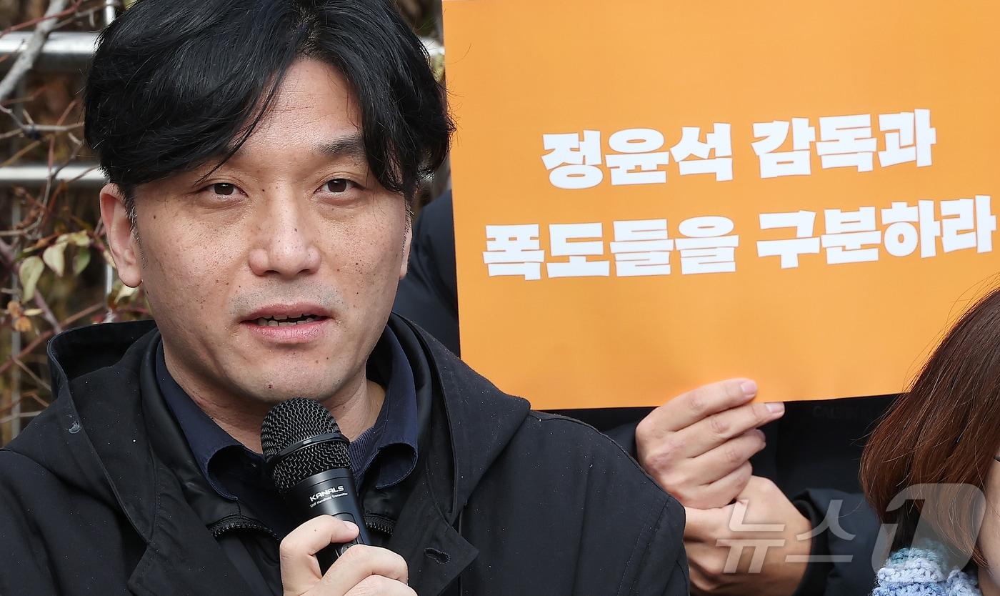 본문 이미지 - 서울서부지법 난동을 기록한 정윤석 다큐멘터리 감독. 2025.12.24 ⓒ 뉴스1 김진환 기자