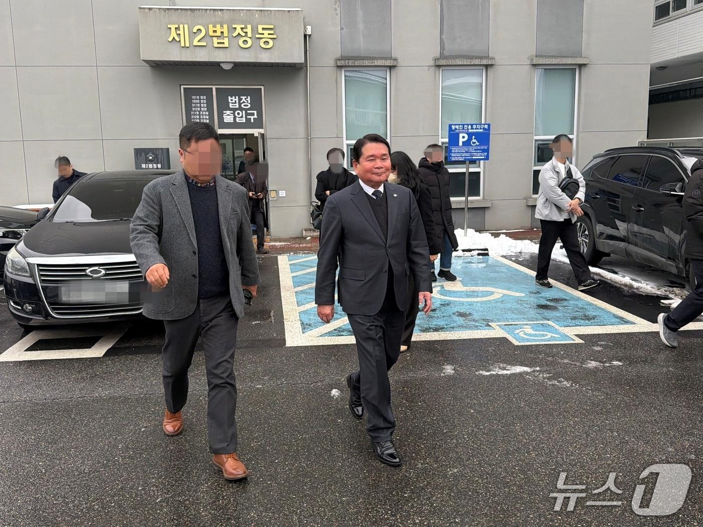 본문 이미지 - 신경호 강원도교육감이 24일 오전 울고법 춘천재판부 형사1부에서 진행된 항소심 첫 재판이 끝난 뒤 법정을 빠져나가고 있다.2025.12.24 한귀섭 기자